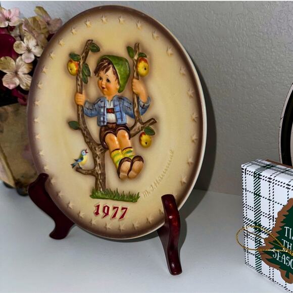 1977 Goebel M.J. Hummel Annual Collector Plate • Boy in Apple Tree - Picture 2 of 6